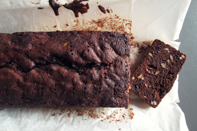 chocolate-cerry-nuts cake